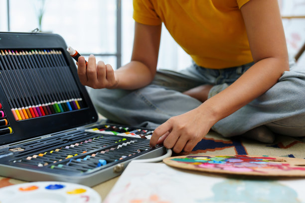 一位亚洲女性的肖像，在她的业余时间设计艺术。图片下载