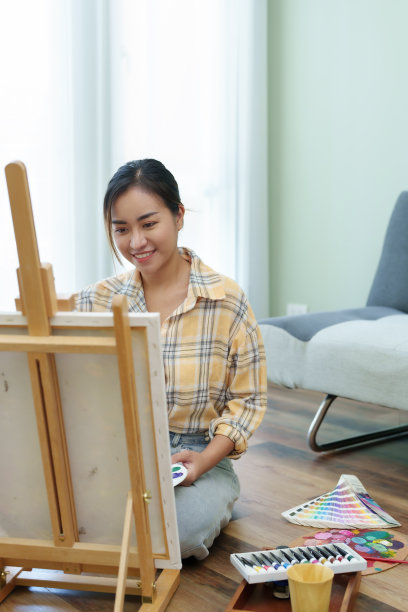 一位亚洲女性的肖像，在她的业余时间设计艺术。图片下载