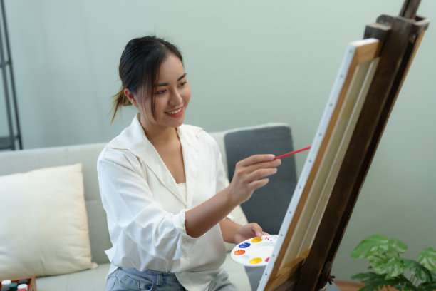 一位亚洲女性的肖像，在她的业余时间设计艺术。图片下载