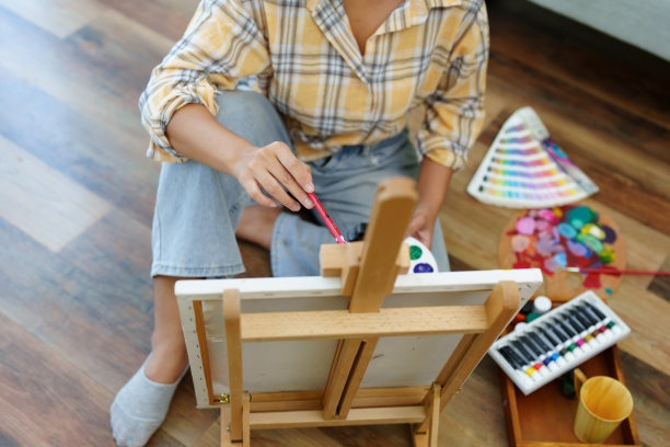 一位亚洲女性的肖像，在她的业余时间设计艺术。图片下载