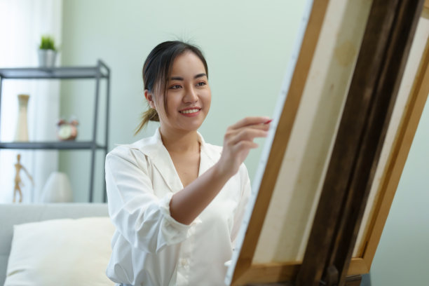 一位亚洲女性的肖像，在她的业余时间设计艺术。图片下载