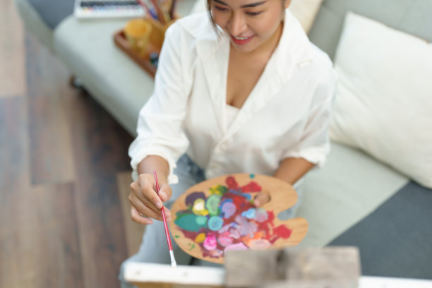 一位亚洲女性的肖像，在她的业余时间设计艺术。图片下载