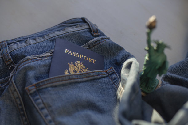 牛仔裤口袋里的美国护照。图片下载