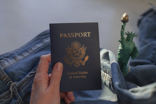 手里拿着美国护照和自由女神像。图片下载