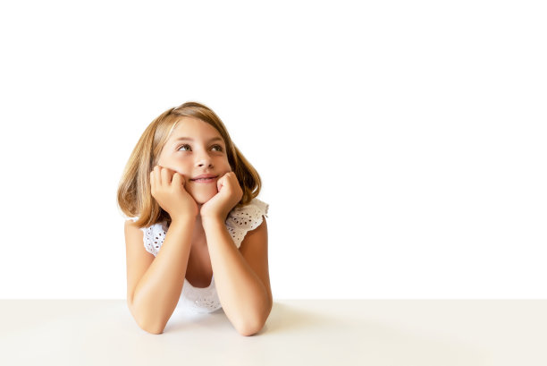 白种人金发女孩沉思在白色的背景。想象，美丽的想法和思想。为写短语、文本或诗歌做一些准备图片下载