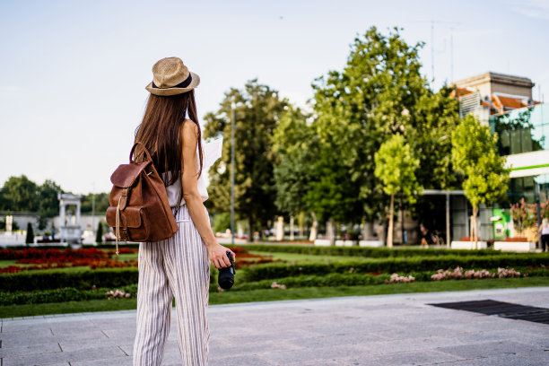 暑假到欧洲旅游，年轻女游客喜欢游览城市。图片下载
