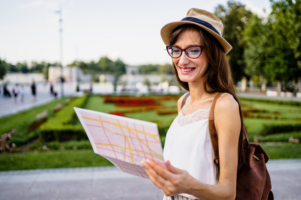 去欧洲旅游，年轻女游客在街上看地图，暑假。图片下载