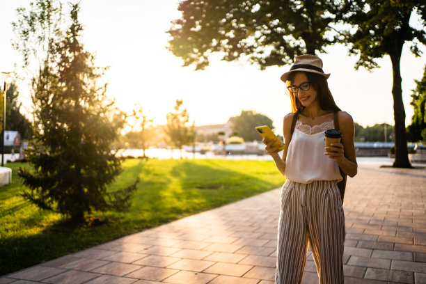 微笑的年轻女子使用手机图片下载