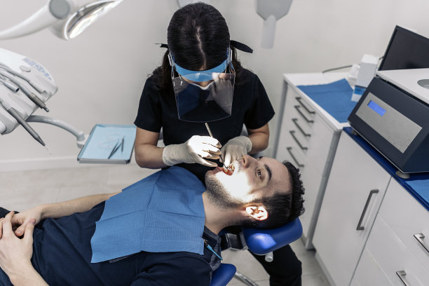 在Bright牙科诊所工作图片下载