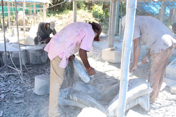 为石头呼吸生命，石匠或石匠不知疲倦地辛劳创造杰作从黑色花岗岩。奥里萨邦，巴拉索尔，拍摄日期:2022年9月1日图片下载