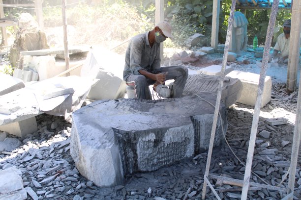 为石头呼吸生命，石匠或石匠不知疲倦地辛劳创造杰作从黑色花岗岩。奥里萨邦，巴拉索尔，拍摄日期:2022年9月1日图片下载