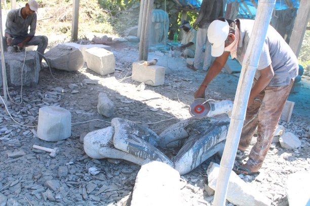 为石头注入生命的石匠或石匠是奥里萨岛的石雕匠，他们不断地工作，用黑色花岗岩创造出杰作。图片下载