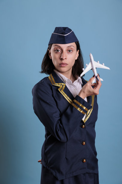 空姐穿着航空制服抱着飞机模型图片下载