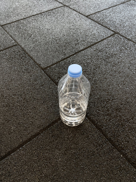 水瓶放在橡胶地板上图片下载