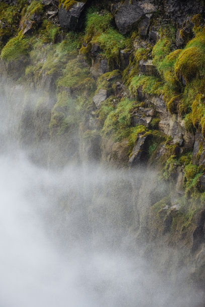 金色瀑布峡谷的苔藓覆盖了两岸的浪花图片下载