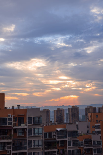 清晨，成都市上空乌云密布图片下载