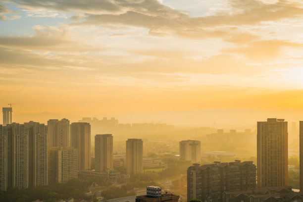 清晨，成都市上空乌云密布图片下载