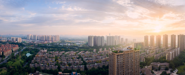 清晨，成都市上空乌云密布图片下载