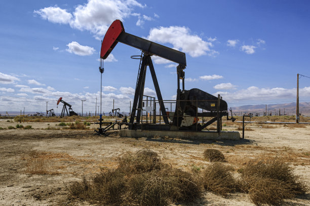 云层背景下的抽油机图片下载