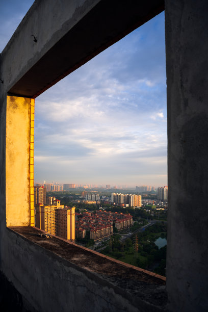 清晨，成都市上空乌云密布图片下载