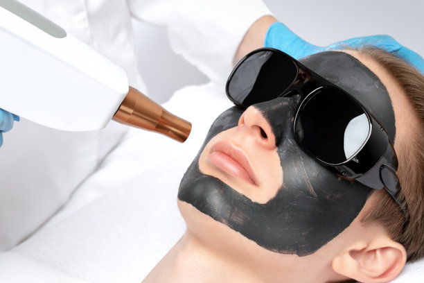 美容师在美容院给帅哥做脱碳手术。硬件男性美容。图片下载