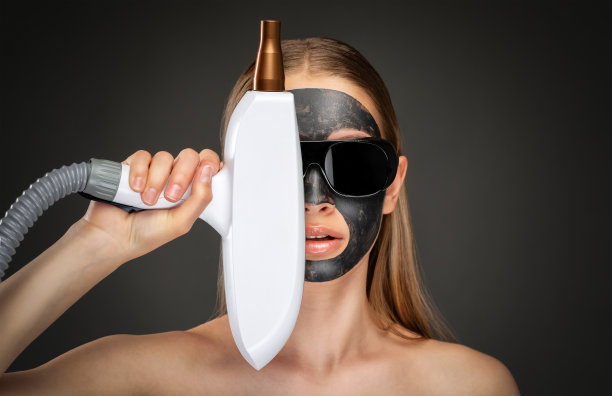 美发店美女脱碳程序。她脸上戴着一个黑色的面具。硬件美容治疗。图片下载