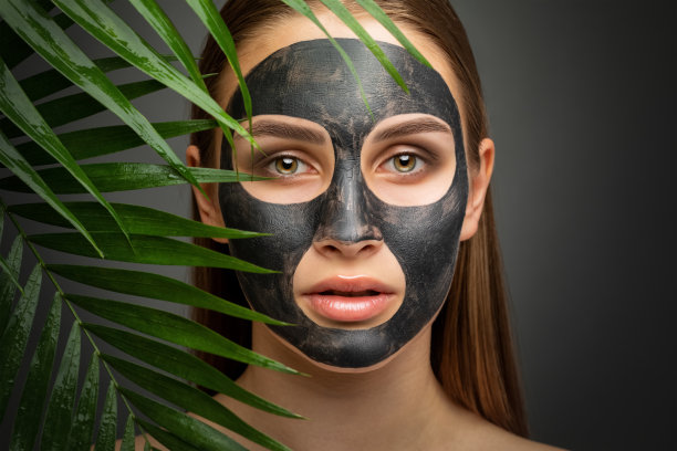 美发店美女脱碳程序。她脸上戴着一个黑色的面具。硬件美容治疗。图片下载