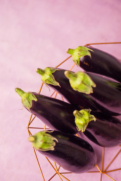 茄子在铁碗里的特写图片下载