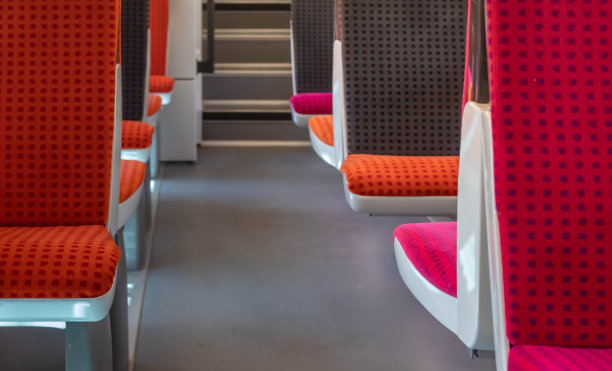 橙色和粉色火车座位的特写图片下载