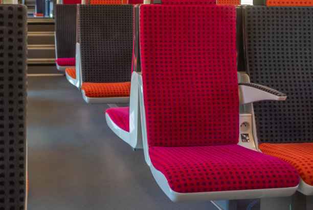 橙色和粉色火车座位的特写图片下载