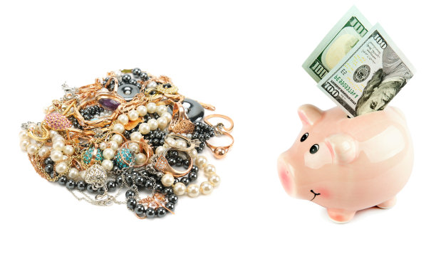 储蓄罐里的美元和一套白色的珍贵珠宝。拼贴画。图片下载