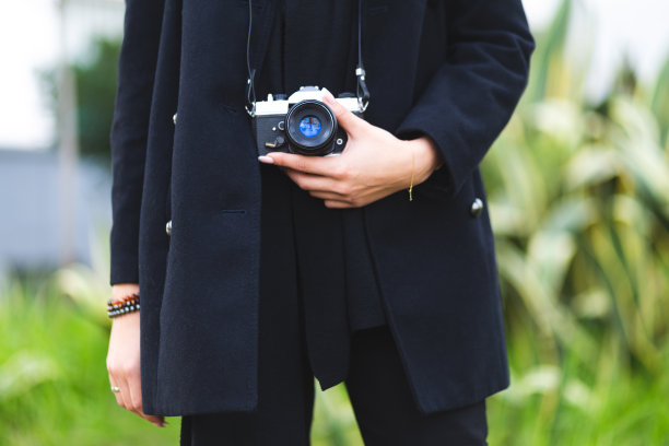 在户外举着相机的女人图片下载