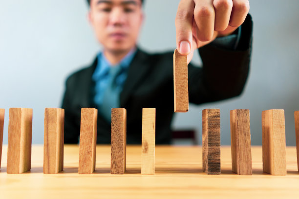 人手从许多木块中挑出一个。商业理念的选择，规划，风险和战略，商人赌博投资，选择性的重点，复古的颜色图片下载