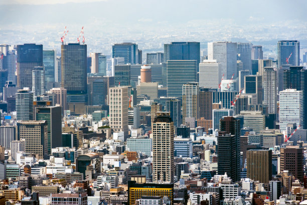 从摩天大楼顶端看大阪的城市景观图片下载