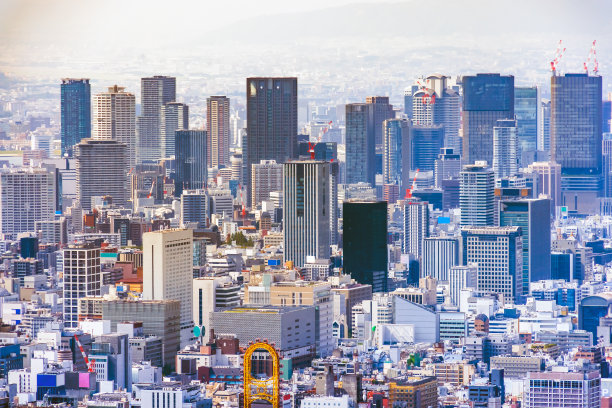 从摩天大楼顶端看大阪的城市景观图片下载