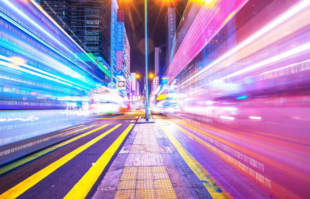 夜间深圳市中心的城市道路图片下载