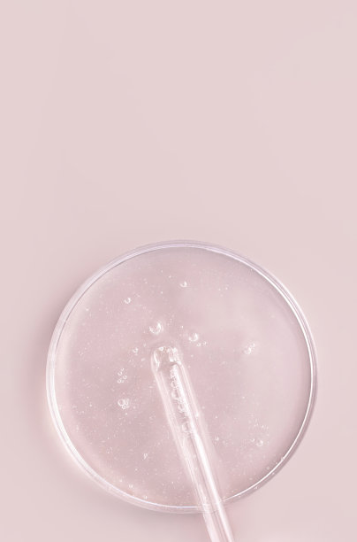 玻璃移液管血清凝胶在培养皿上米色背景特写图片下载