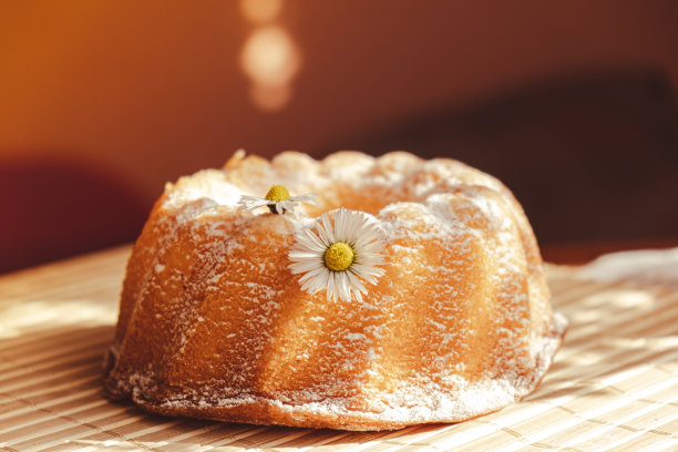 纸杯蛋糕装饰的洋甘菊花在乡村风格。真实的照片。复活节概念贺卡背景。阳光自制烘焙概念。夏天，春天的食谱图片下载