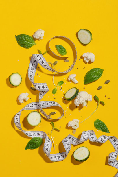 白色的卷尺，在黄色的底色上放着蔬菜和香草图片下载