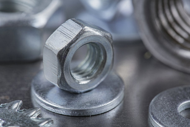 一套不同的螺母，螺栓，螺钉，垫圈和钻头，螺纹丝锥和铣刀在钢板背景。锁匠工作协议。图片下载