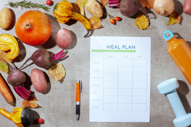 秋平躺在混凝土背景上与健身哑铃图片下载