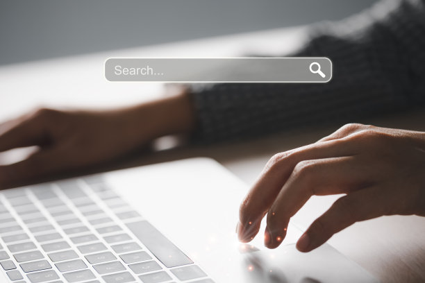 特写女人的手使用笔记本电脑搜索标签图标图片下载