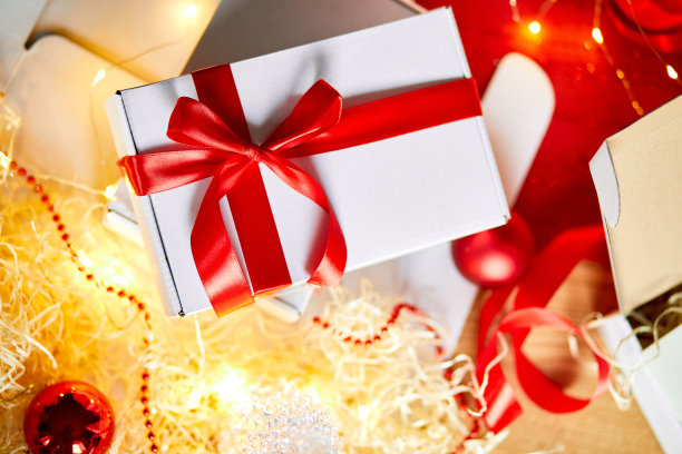 DIY圣诞礼物包装圣诞礼物白色盒子与红丝带图片下载