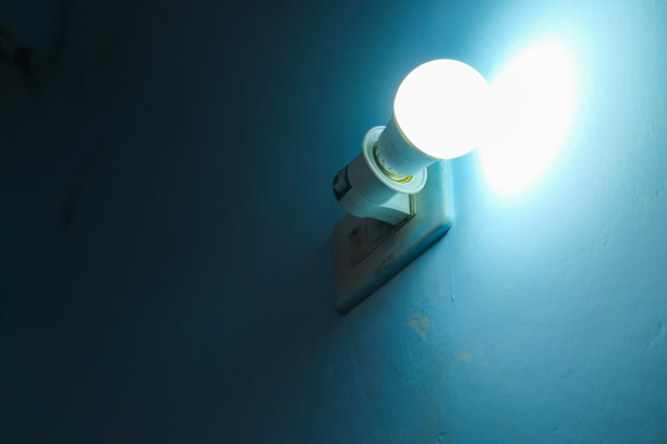 灯泡是亮着的，并连接到开关上图片下载