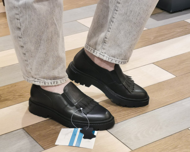 在鞋店试穿时髦的乐福鞋。图片下载