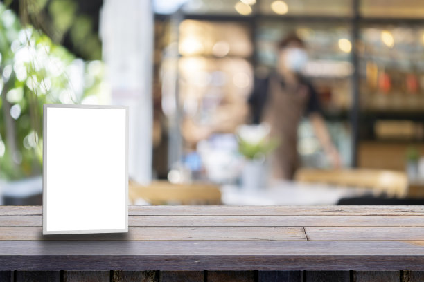 在酒吧、餐厅、咖啡馆的背景下，和人们一起在桌子上模拟菜单框架图片下载