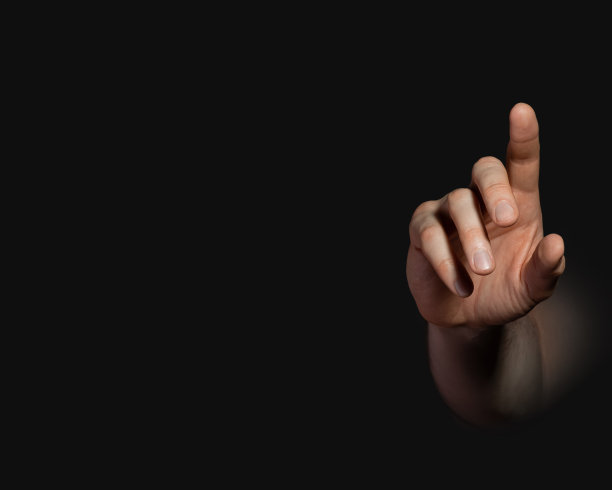 黑色背景上的男性手图片下载