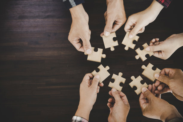 年轻的商人们双手合十图片下载