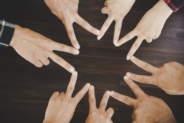 年轻的商人们双手合十图片下载