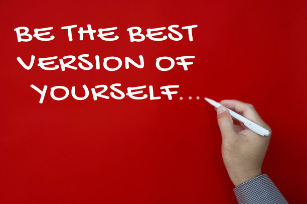 做最好的自己，文字写在红色的封面背景。鼓舞人心的概念图片下载